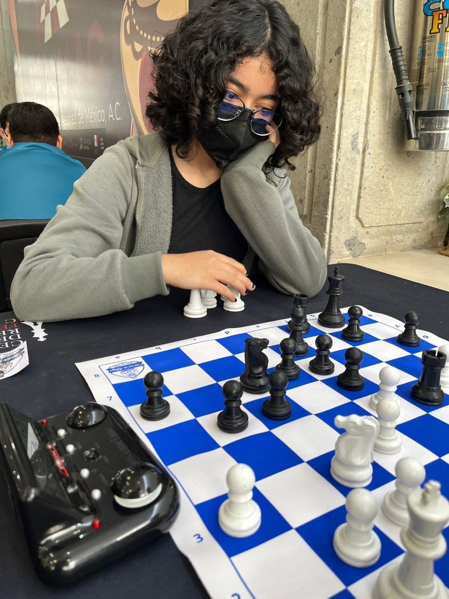 Alumno de Chess4Kings concentrado en una partida de ajedrez