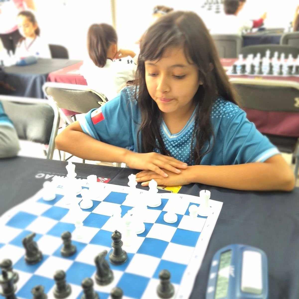 Alumna practicando ajedrez