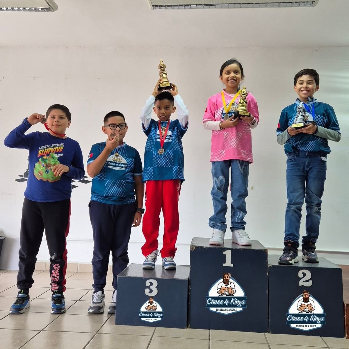 Alumnos de Chess4Kings en una premiación